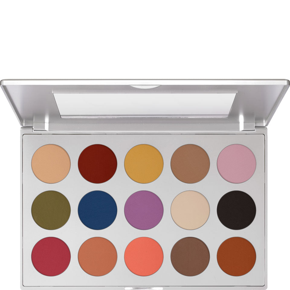 Sombra mate prensada de textura suave con pigmentos micronizados.
Permite un acabado translúcido o un color intenso y definido. Alta durabilidad en los párpados, ideal para aplicaciones profesionales.